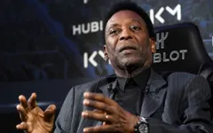 Pele lại 1 lần nữa phải nhập viện để điều trị