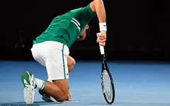 Novak Djokovic tiếp tục nén đau để thi đấu