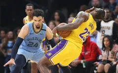 NBA cảnh báo Lebron James vì thói ăn vạ