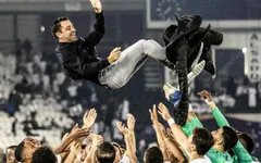 Xavi có danh hiệu thứ 5 trên cương vị HLV