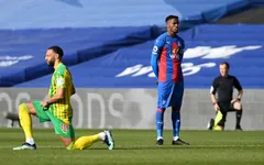 Wilfried Zaha là cầu thủ đầu tiên ở Premier League không quỳ trước trận đấu