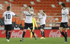 Valencia 2-1 Villarreal: Đội chủ nhà ngược dòng phút cuối