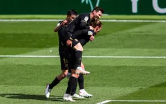 Griezmann toả sáng, Barca bắt kịp Real Madrid trong khi Atletico sảy chân