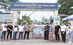 Quỹ phát triển Hoa lan Việt Nam trao thiết bị trị giá 1,2 tỷ đồng cho BV Nhiệt đới TƯ