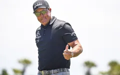 Phil Mickelson tiếp tục dẫn đầu sau vòng 3 PGA Championship
