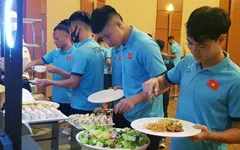 Chuyện ẩm thực của ĐT Việt Nam tại thành phố đắt đỏ Dubai, UAE