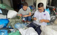 Diễn viên Thúy Diễm thử nhặt rác, xúc động trước hoàn cảnh 3 mẹ con sống bằng nghề thu mua phế liệu tại Tiền Giang