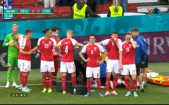 UEFA EURO 2020: Eriksen bất ngờ đổ gục nằm sân, các bác sĩ cấp cứu tại chỗ
