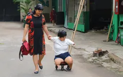 Cô bé "chim cánh cụt" lạc quan và ước mơ trở thành bác sĩ