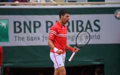 Djokovic dễ dàng giành quyền vào vòng 4 Pháp mở rộng 2021