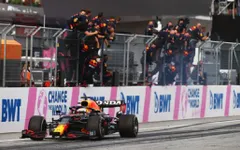 Max Verstappen bị cảnh cáo sau chiến thắng tại GP Styria