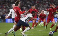 Sterling "ngã đẹp", trọng tài đã mắc sai lầm khi thổi phạt 11m cho ĐT Anh?