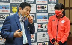 Bị thị trưởng cắn HCV Olympic, VĐV được đền chiếc mới