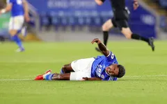 Cầu thủ Leicester gãy chân sau cú vào bóng thô bạo