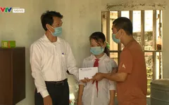 Trao học bổng hỗ trợ học sinh nghèo trong mùa khai giảng 2021 - 2022