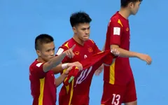 Sút tung lưới ĐT futsal Nga, Đắc Huy ăn mừng đầy ý nghĩa gửi đến Đức Tùng
