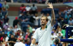 Thắng dễ Daniel Evans, Daniil Medvedev vào tứ kết Mỹ mở rộng