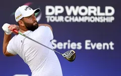 Jon Rahm tạm dẫn đầu sau vòng 3 DP World Tour Championship