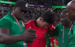 Đang khóc dở, Son Heung-min bị đối thủ... selfie