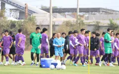 ĐT Việt Nam tập buổi đầu tiên tại Lào, chuẩn bị cho trận khai màn AFF Cup 2022