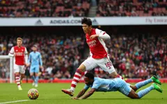 Arsenal đón tin vui từ trụ cột hàng phòng ngự