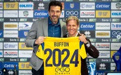 Buffon gia hạn hợp đồng với Parma, thi đấu tới năm 46 tuổi