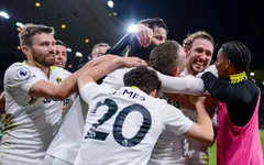 Leeds United lội ngược dòng khó tin trước Wolverhampton