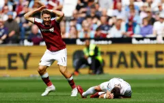 Cầu thủ West Ham bật khóc sau khi khiến đối thủ chấn thương nặng