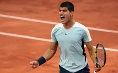 Ngược dòng ngoạn mục, Carlos Alcaraz tiến vào vòng 3 Roland Garros