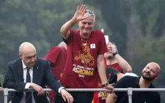HLV Mourinho có 1 bức tranh tường riêng lại Roma