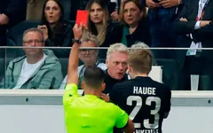 David Moyes nhận thẻ đỏ vì sút vào cậu bé nhặt bóng