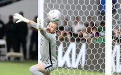FIFA cấm thủ môn nhảy múa khi bắt phạt đền