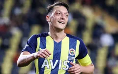 Mesut Ozil rơi vào cảnh... thất nghiệp