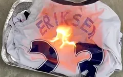 CĐV cay cú đốt áo Eriksen khi anh gia nhập MU