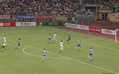 Hoàng Đức khống chế bóng như Dennis Bergkamp rồi lốp bóng lập siêu phẩm