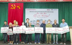 Quỹ Tấm lòng Việt trao tặng 220 bồn nước cho hộ dân nghèo