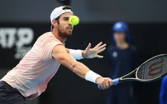 Karen Khachanov vào tứ kết giải Adelaide 2 International