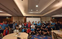 Đại sứ Việt Nam tại Indonesia thăm và động viên ĐT Việt Nam trước trận bán kết lượt đi