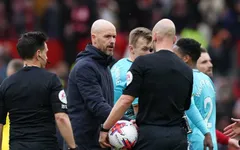 HLV Ten Hag lên tiếng chỉ trích trọng tài