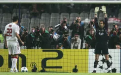 Thủ môn không được làm phân tâm đối thủ khi đá penalty