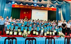 Quỹ Tấm lòng Việt trao tặng 66 suất học bổng cho các em học sinh nghèo vượt khó tại tỉnh Phú Thọ