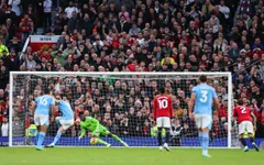 Những tranh cãi về quả phạt đền trận derby Manchester