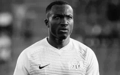 Một cầu thủ qua đời ngay trên sân vì đột quỵ