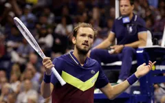 Daniil Medvedev bị loại khỏi Paris Masters
