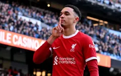 Alexander-Arnold nguy cơ bị FA kỷ luật vì ăn mừng "quá đà"