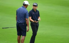 Nguyễn Anh Minh "kèm chặt" huyền thoại golf thế giới Michael Campbell