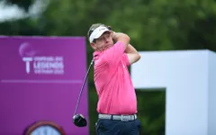 Golfer huyền thoại đầu tiên đạt eagle tại giải golf huyền thoại là ai?
