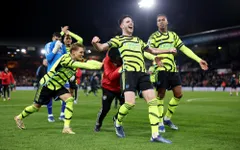 Arsenal thắng nghẹt thở ở phút bù giờ, dẫn đầu Ngoại hạng Anh