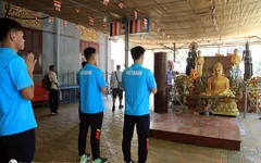 ĐT U22 Việt Nam thăm quan chùa Wat Ounalom, tĩnh tâm trước khi bước vào chiến dịch SEA Games 32