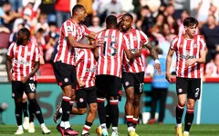 Brentford ngược dòng ấn tượng, Brighton đè bẹp Wolves